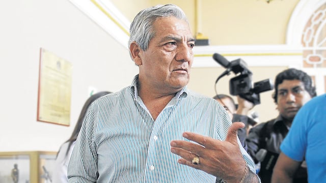 Elidio Espinoza sufre su primera protesta masiva
