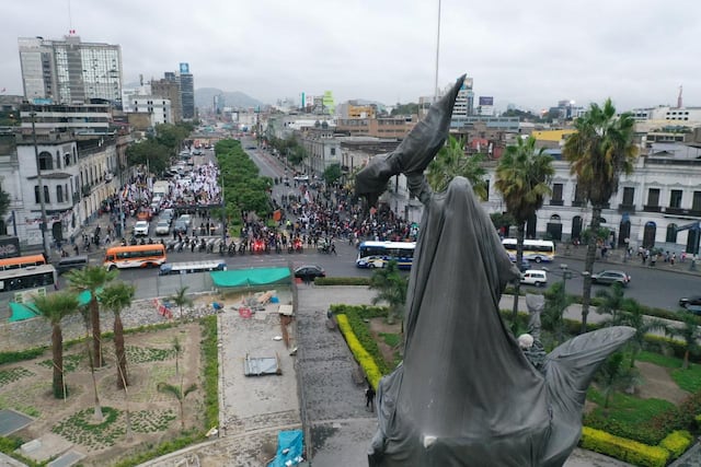 Marcha convocada por Juntos por el Perú se desarrolla bajo estricto resguardo policial