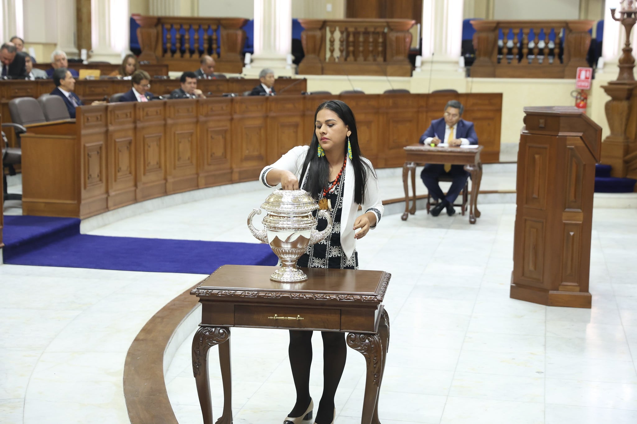 Las cámaras del Congreso registraron que la legisladora de Juntos por el Perú no exhibió su voto, pese al acuerdo de la Coalición Democrática para mostrar las cédulas antes de depositarlas en el ánfora. (Foto: Congreso de la República)
