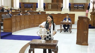 Silvana Robles afirma que votó por la Lista 2 tras no mostrar su cédula en elección de la Mesa Directiva