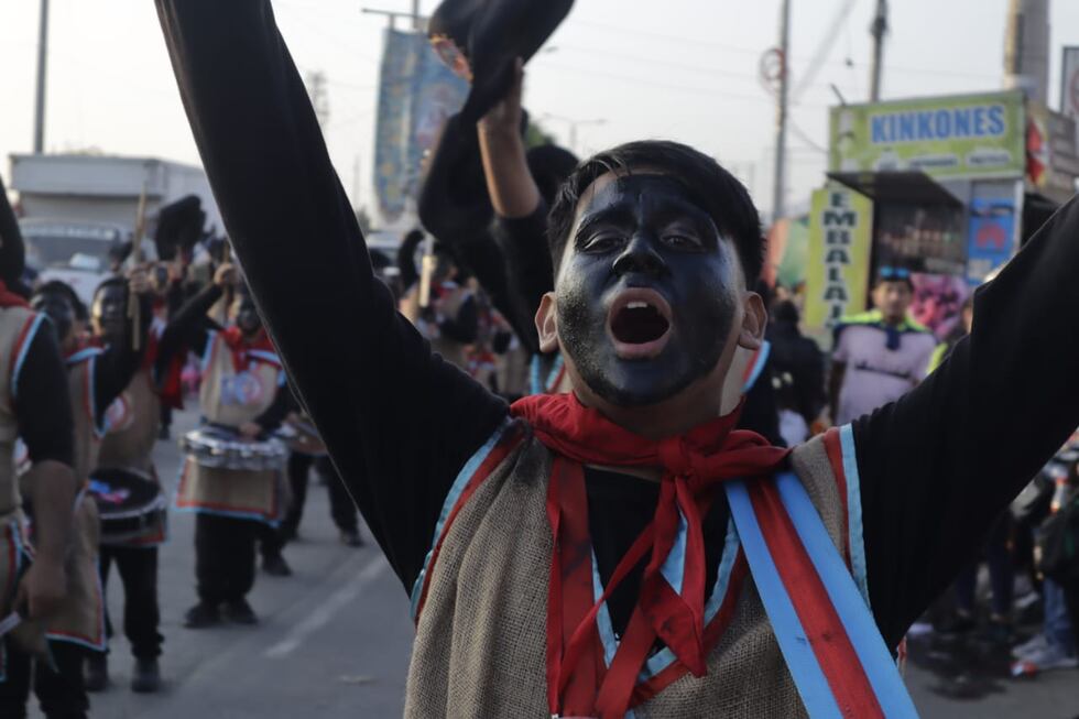 Cientos de fieles llegaron a recibir a la imagen de la Virgen de la Puerta. (Foto: Vanessa Hordyj)