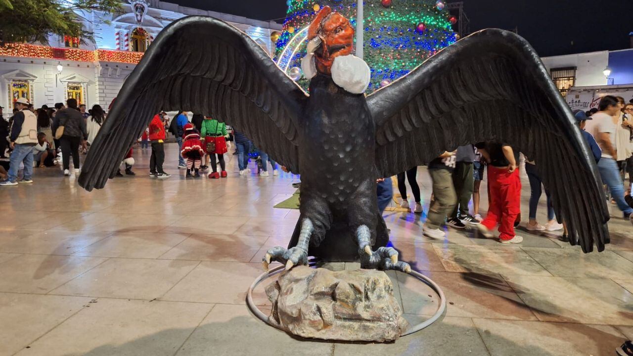 Visitantes llegan para tomarse fotografías con la figura que está en el centro de Trujillo.