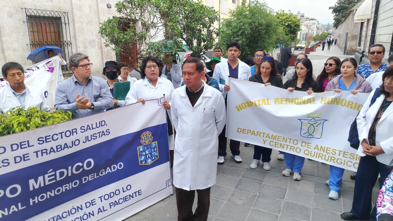 Médicos protestaron en el Consejo Regional de Arequipa (Foto: Álvaro Figueroa)