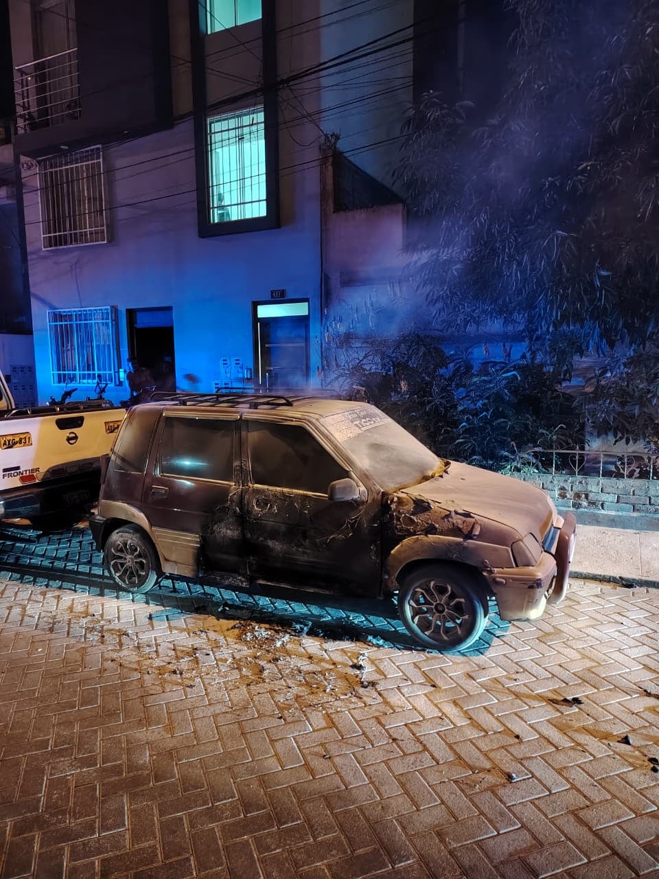 Automóvil incendiado en Miraflores, Arequipa. Foto: Municipalidad de Miraflores.