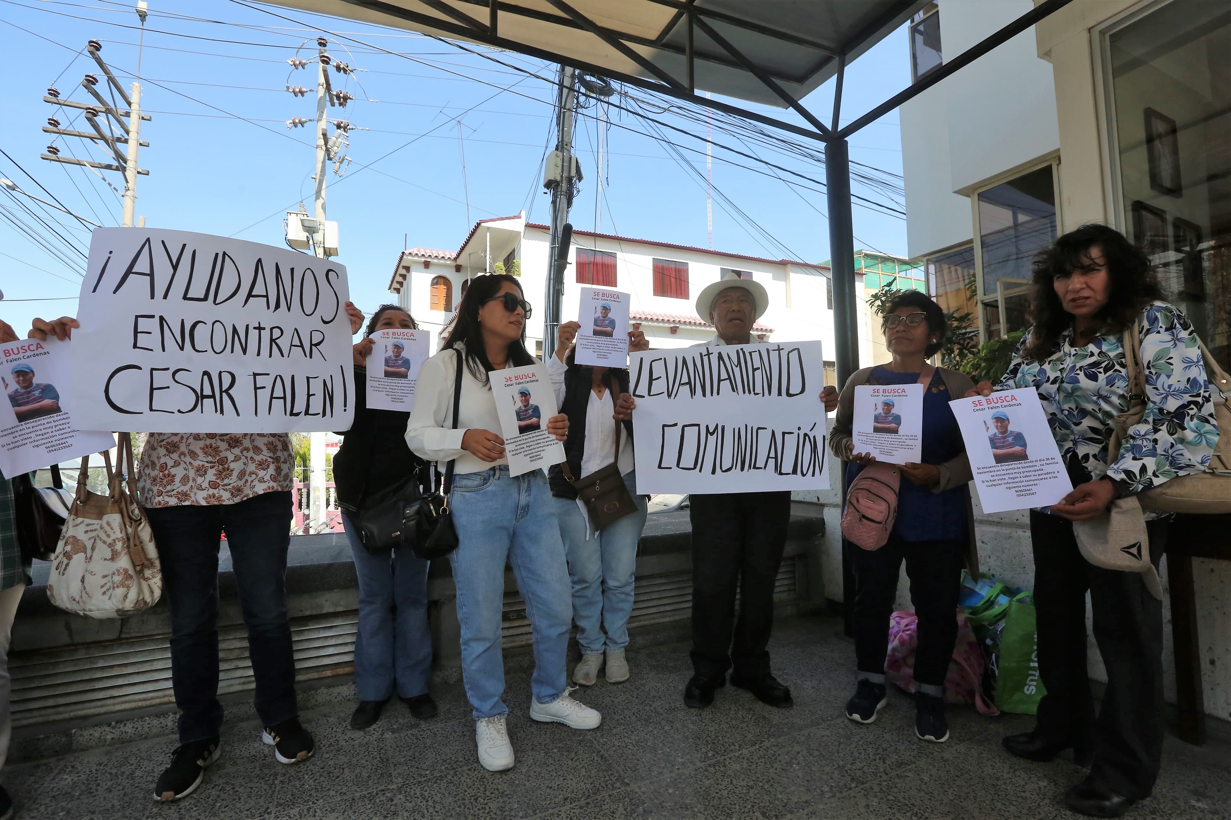 Familiares del médico César Falen en la Divincri. Foto: Leonardo Cuito.
