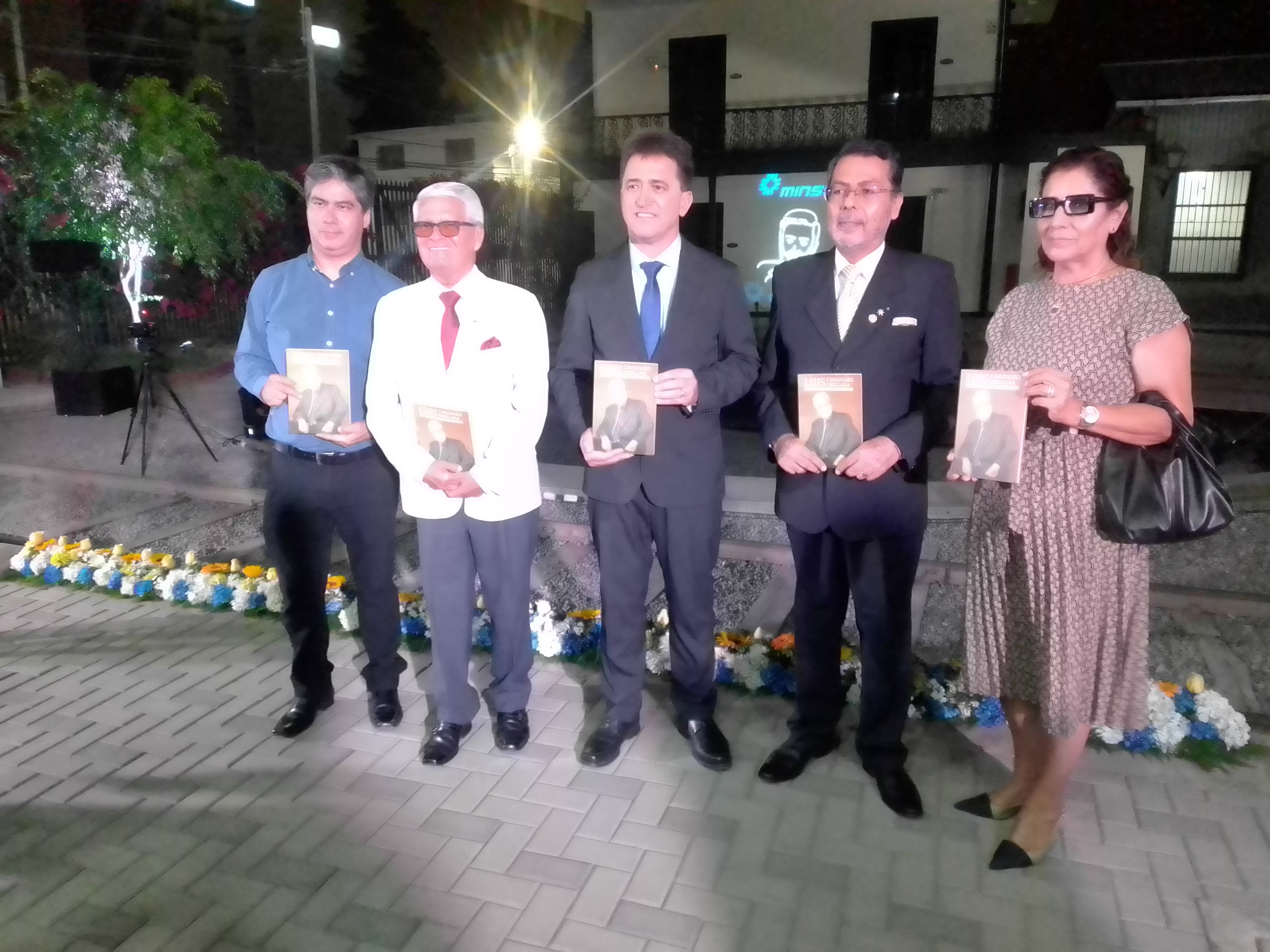 El libro "Luis Cavagnaro Orellana para siempre" fue escrito por 20 intelectuales, académicos y amigos que conocieron al insigne tacneño. (Foto: Adrian Apaza)