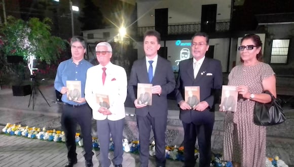 El libro "Luis Cavagnaro Orellana para siempre" fue escrito por 20 intelectuales, académicos y amigos que conocieron al insigne tacneño. (Foto: Adrian Apaza)