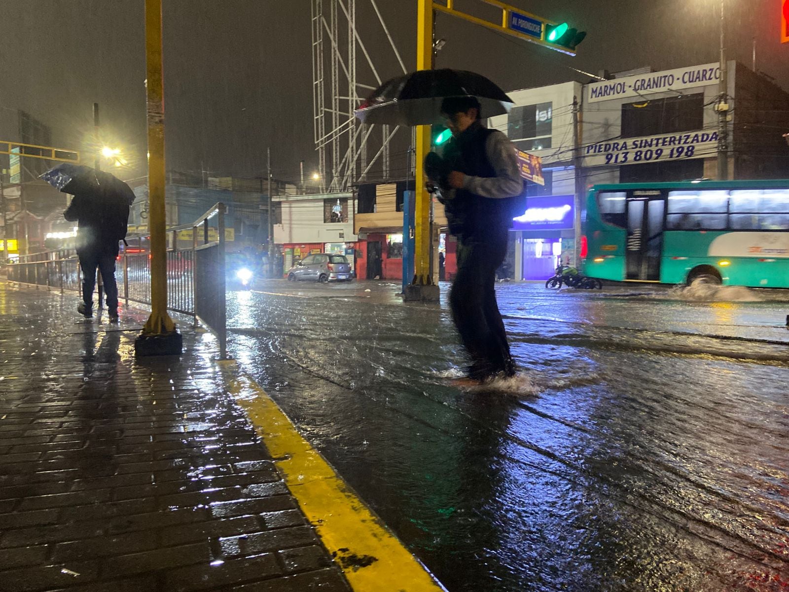 Pobladores con dificultades para cruzar calles (Foto: Juan Guillermo Mamani)