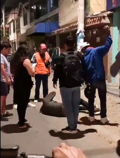 Sujetos son acusados de asaltar a tres jovencitas que fueron auxiliadas por unos hombres y vecinos, que salieron para ayudar a atraparlos. Policía llegó al lugar.