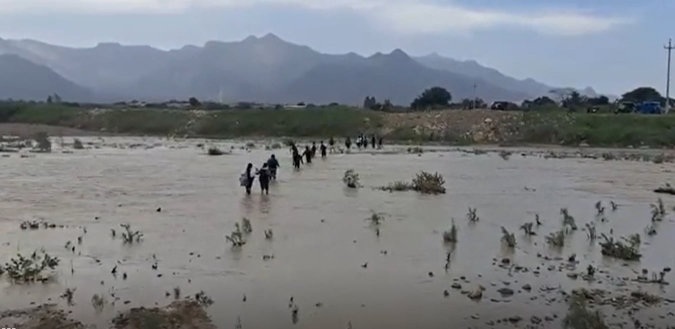 Unos 50 estudiantes atraviesan el río Chamán para poder asistir al colegio Javier Heraud de Chepén.