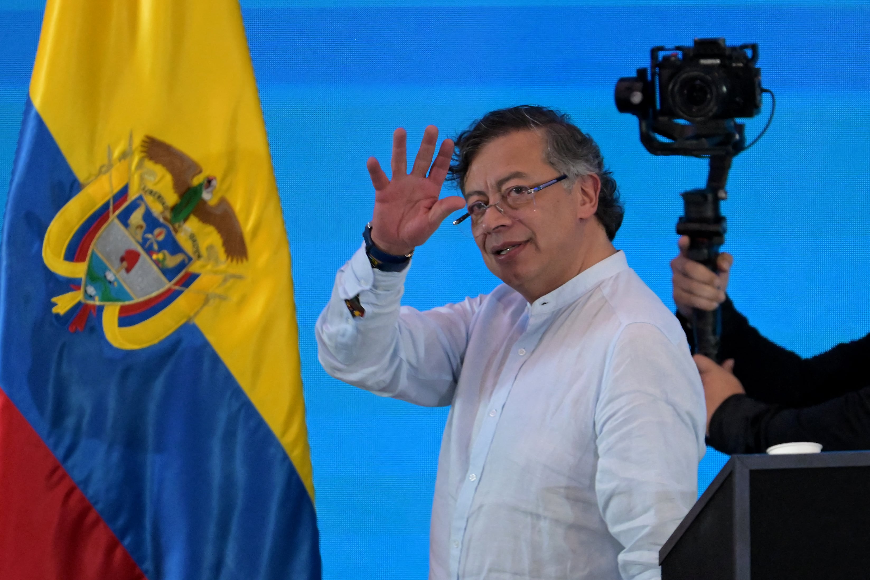 El presidente de Colombia, Gustavo Petro, saluda durante la Conferencia Internacional sobre la Transición Justa para Abandonar los Combustibles Fósiles en Santa Marta, el 28 de abril de 2026. (Foto de Raul ARBOLEDA / AFP).