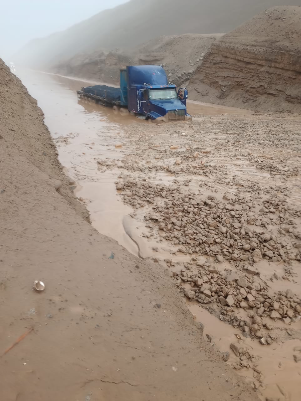 Tráiler quedó atrapado en el lodo en Achanizo. (Foto: cortesía)
