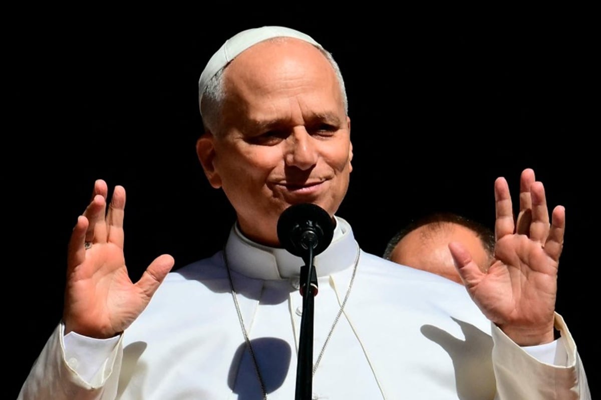 El papa León XIV saluda a la multitud a las afueras de la basílica de San Marino durante una visita pastoral, el 22 de agosto de 2026. (Stefano RELLANDINI / AFP)