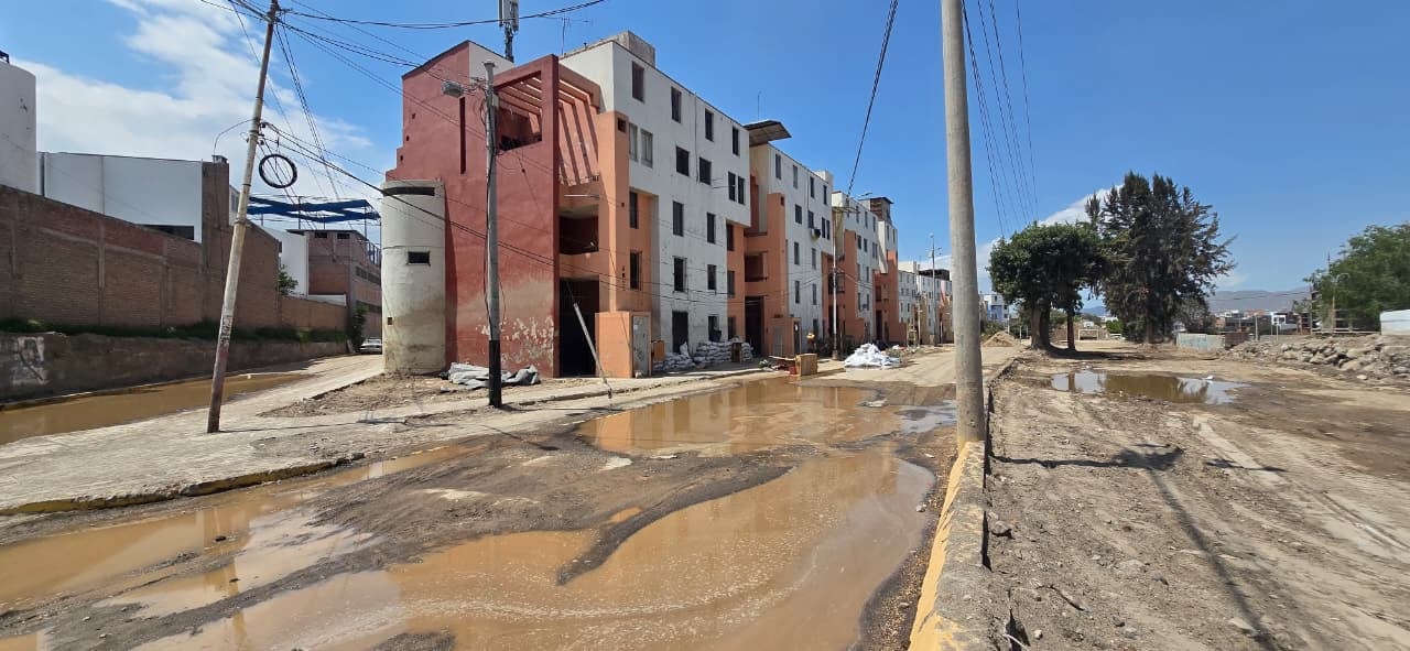 Complejo habitacional Flora Tristán (Arequipa) sigue sepultado en escombros.(Foto: Omar Cruz/@photo.gec)