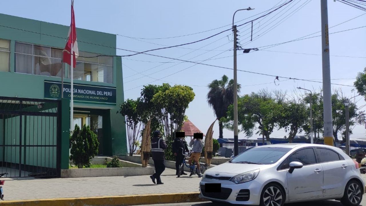 Agentes policiales lograron reducir al joven que buscaba llevarse las armas de fuego y billeteras.