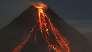 Evacuan a 12 mil personas por posible erupción volcánica
