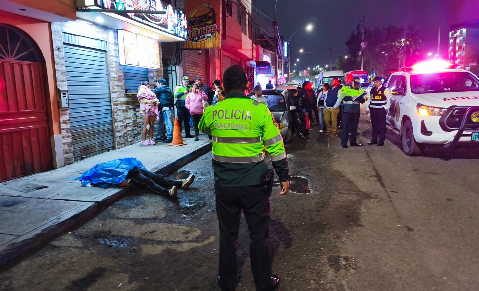 Cuerpo fue colocado en la vereda para que no sea atropellado por vehiculos
