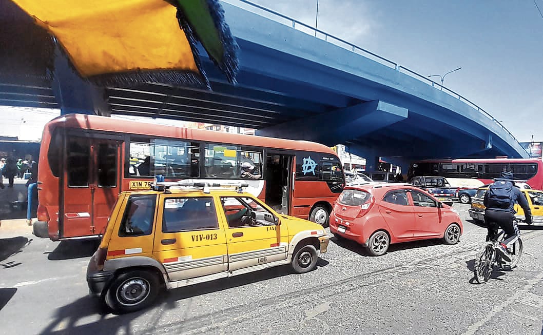 Caos vehicular en Andrés Avelino Cáceres. Foto: Fanny Arotaipe.