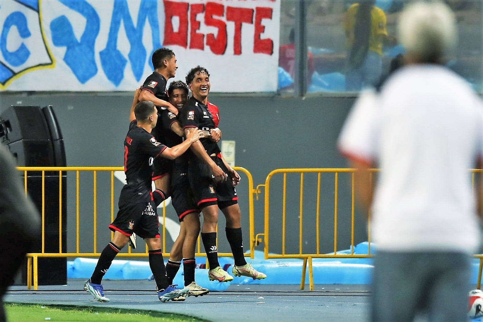 Festejo de Jean Pierre Archimbaud. Foto: Giancarlo Avila/@photo.gec