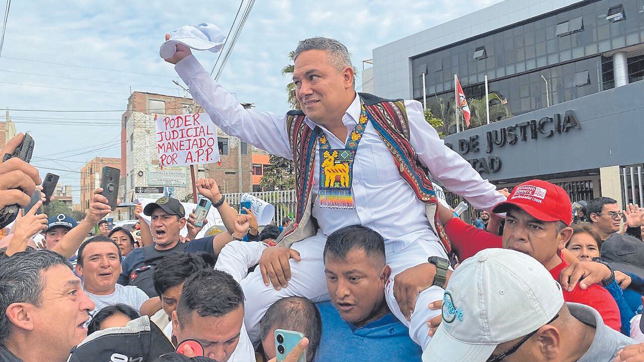 La Fiscalía lo investiga por los presuntos delitos de desobediencia y violencia contra la autoridad, en donde los agraviados serían el general PNP Augusto Ríos y el presidente de la Corte Superior de Justicia, Víctor Burgos. Asimismo, la Dirección de Cultura lo querelló en cinco oportunidades por atentar contra el patrimonio.