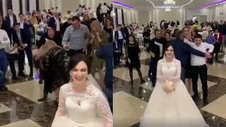 Invitadas a boda se pelean por agarrar el bouquet y ser la siguiente en casarse  