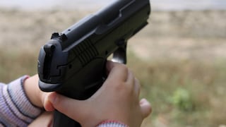 Niño de 4 años dispara por accidente a su madre que es amante de las armas
