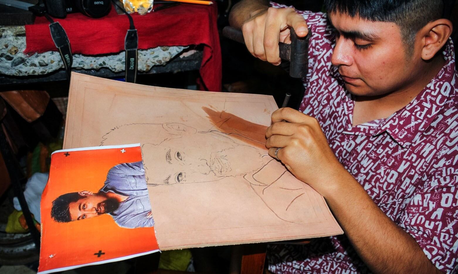 Talabartero piurano demuestra su arte en el duro cuero, con mucha pasión y paciencia.