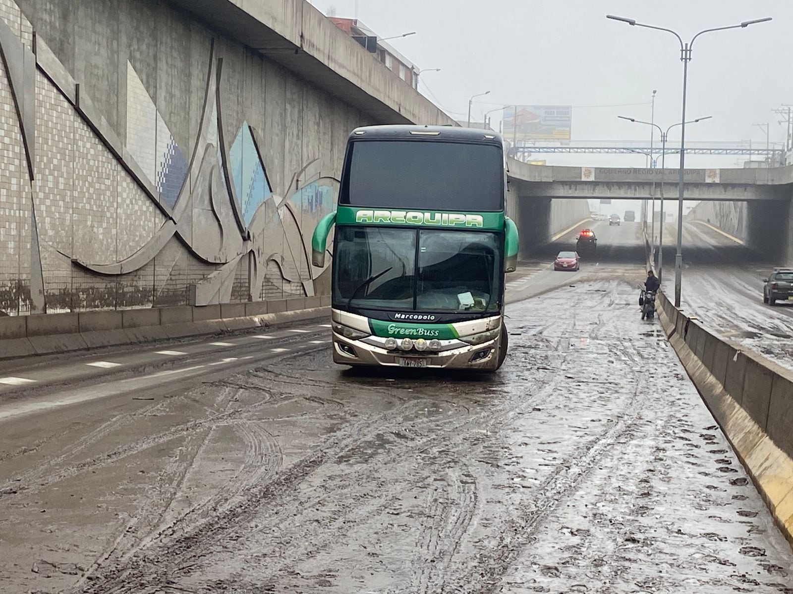 El bus aún no fue retirado de la Variante de Uchumayo, debido al desperfecto (Foto: Juan Guillermo Maman/ GEC)
