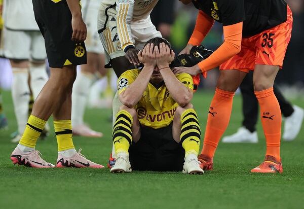 Marcel Sabitzer del Dortmund es consolado tras la derrota. (Foto: EFE/EPA/ISABEL INFANTES)