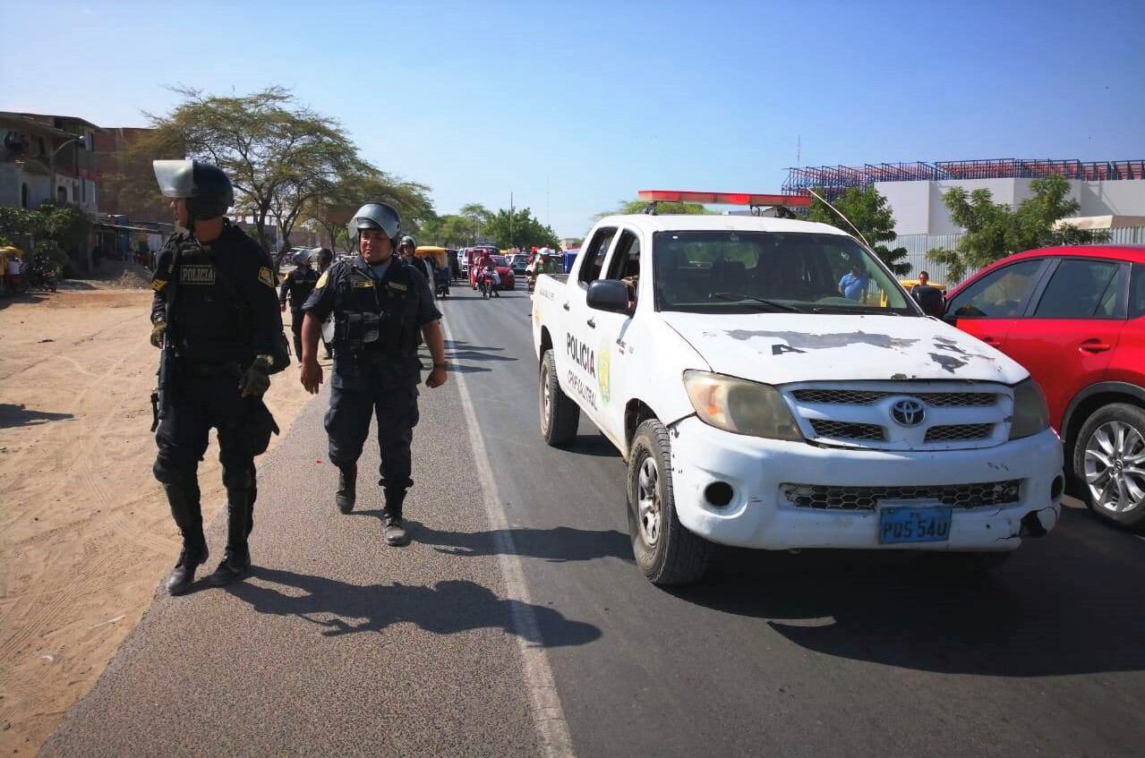 Les robaron sus tarjetas donde les depositan sus sueldos y los obligaron a dar sus claves. Además, les llevaron celulares en la plazuela donde esperaban el ómnibus para irse a trabajar.