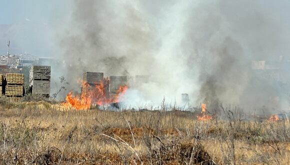 Incendio en exfábrica de textil  fue controlado. (Foto: GEC)