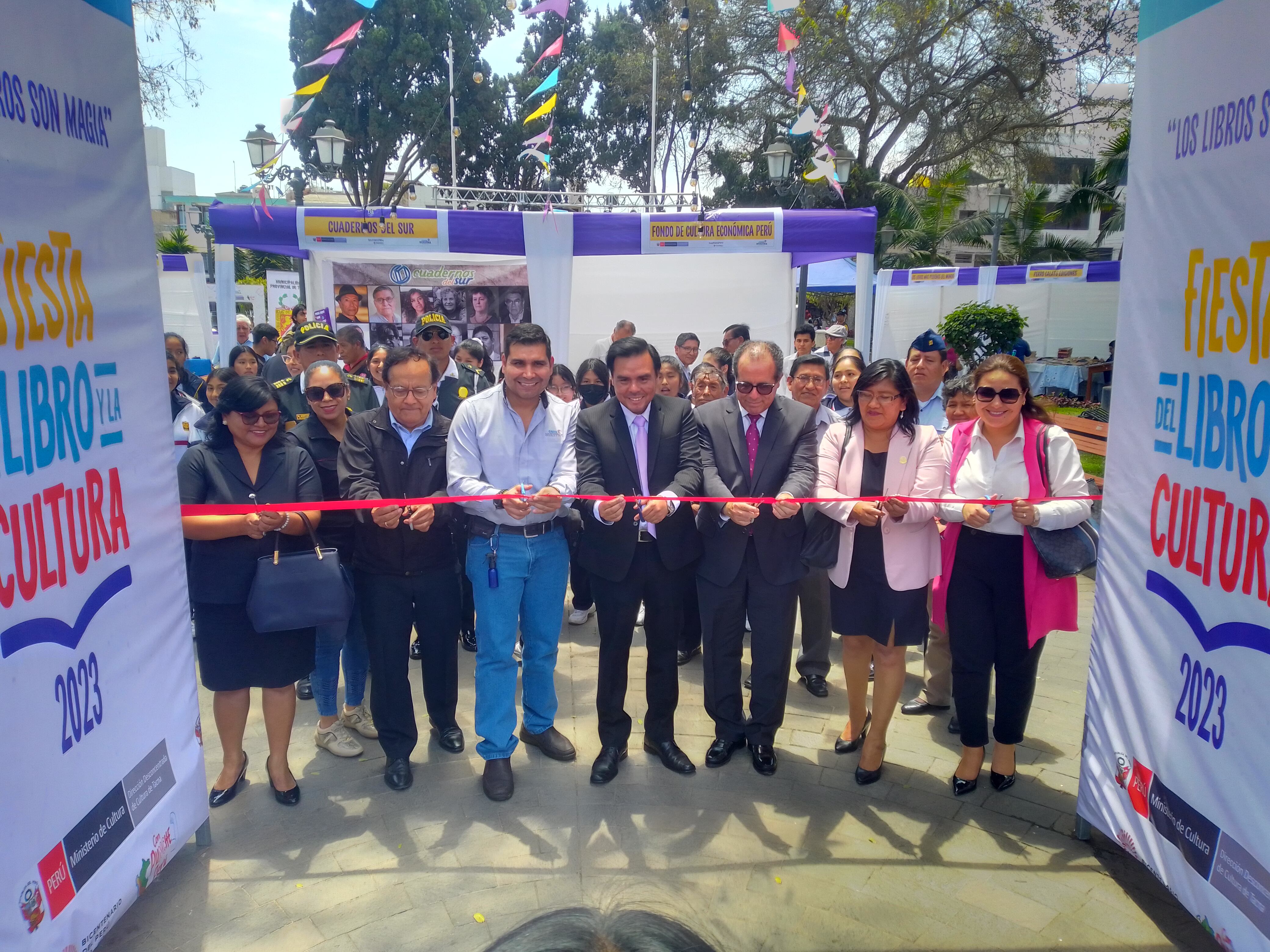 Funcionarios de instituciones competentes y empresas inauguraron evento de promoción cultural. (Foto: Adrian Apaza)