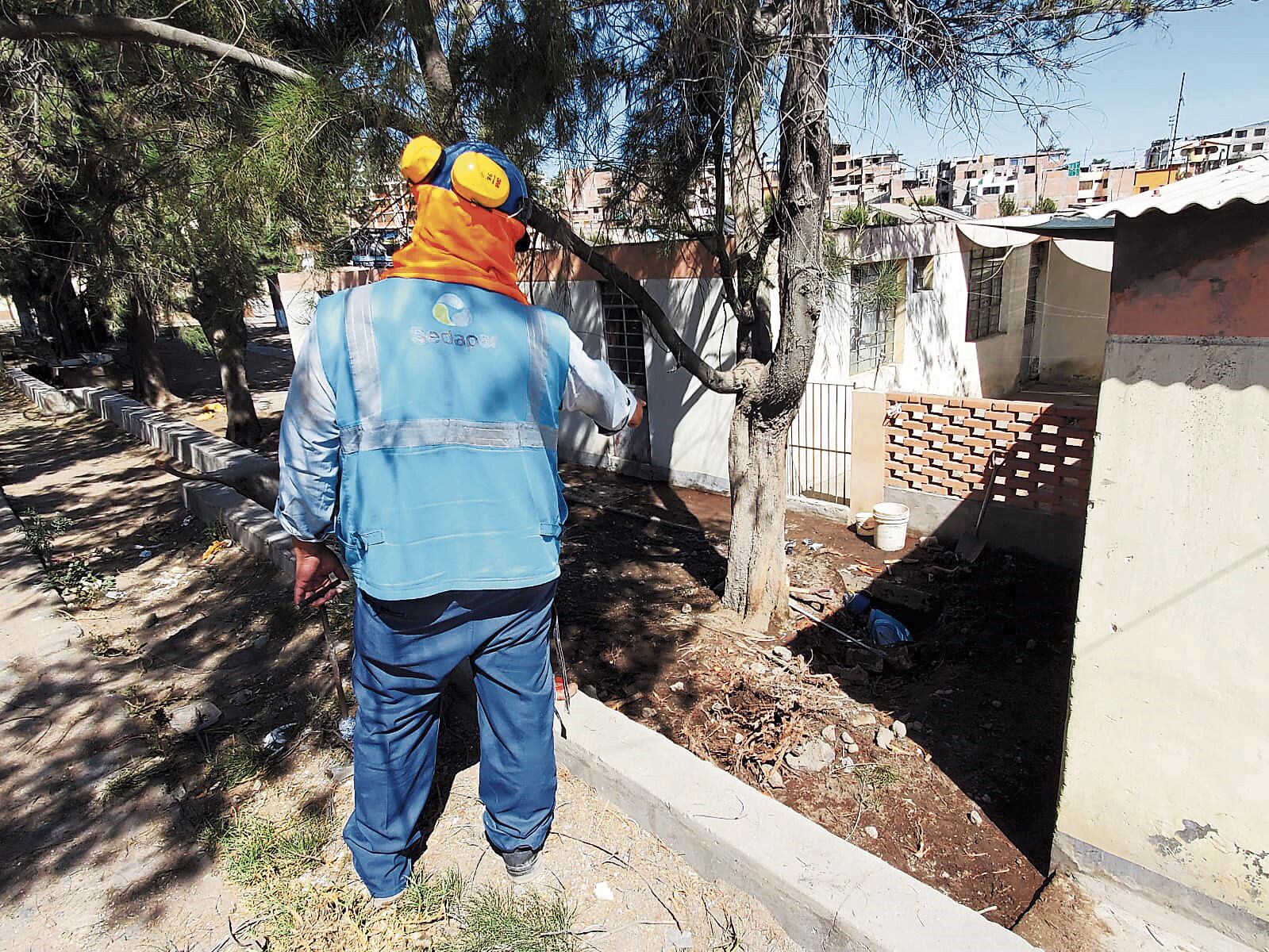 Ruptura de tubería inunda viviendas. Foto: GEC
