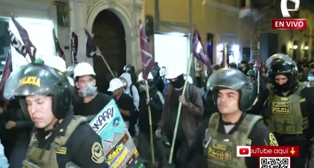 La movilización también incluyó pedidos de mayor presupuesto para educación y generó congestión vehicular temporal en varias vías del Cercado. FOTO: CAPTURA PANAMERICANA TV