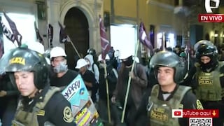 Estudiantes universitarios marchan por el Centro de Lima en defensa del medio pasaje