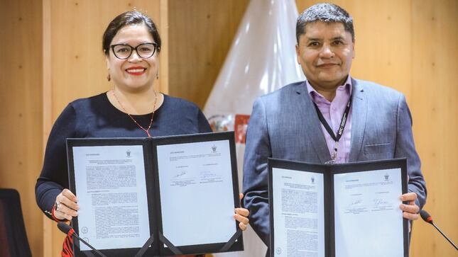 Firma del convenio entre los representantes del MTC con la Municipalidad Provincial de Arequipa. Foto: Difusión.