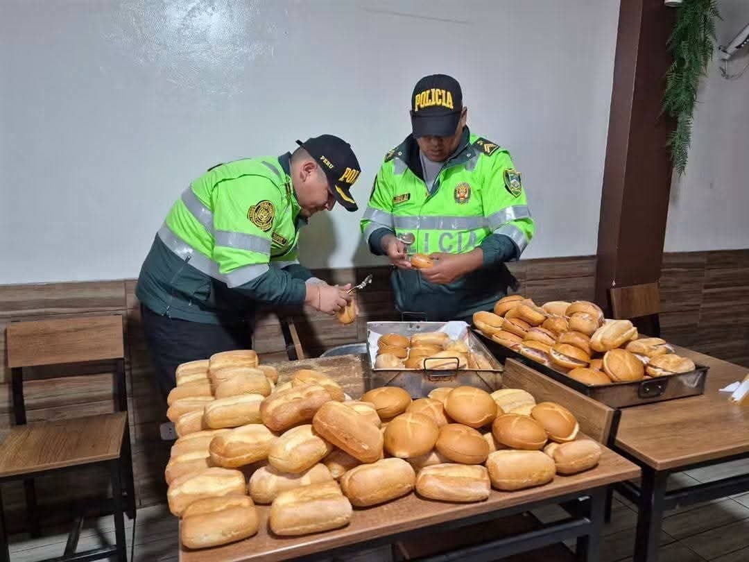 Policías de Ocoña entregan desayunos a pasajeros varados en la Panamericana Sur