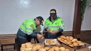 Policías preparan olla común para llevar desayuno a pasajeros varados en Ocoña