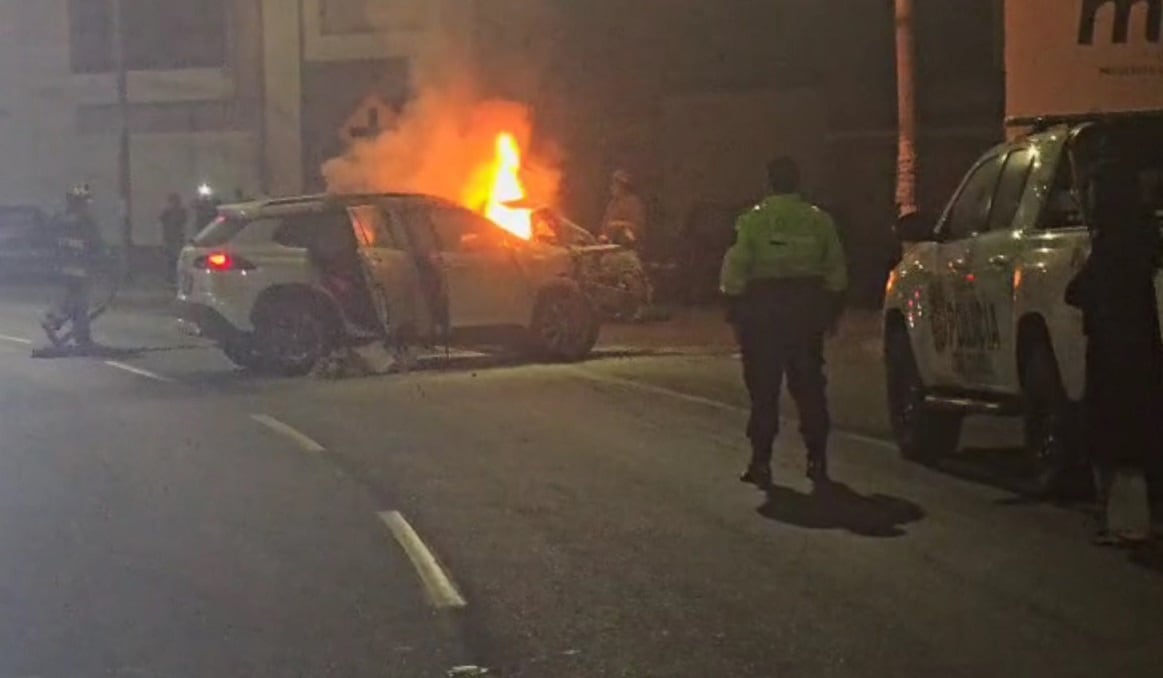 Fuego en camioneta tras despiste y choque contra muero en la madrugada cerca de un grifo de combustibles