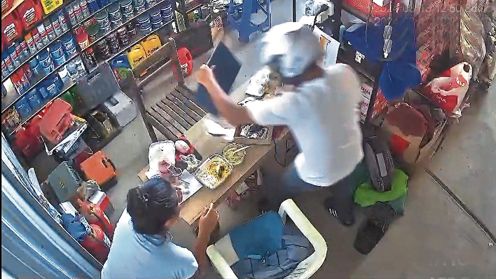 Delincuentes armados y con cascos, redujeron a encargados de dos locales y se llevaron dinero en efectivo, laptops y productos de locales en Castilla y Los Ejidos