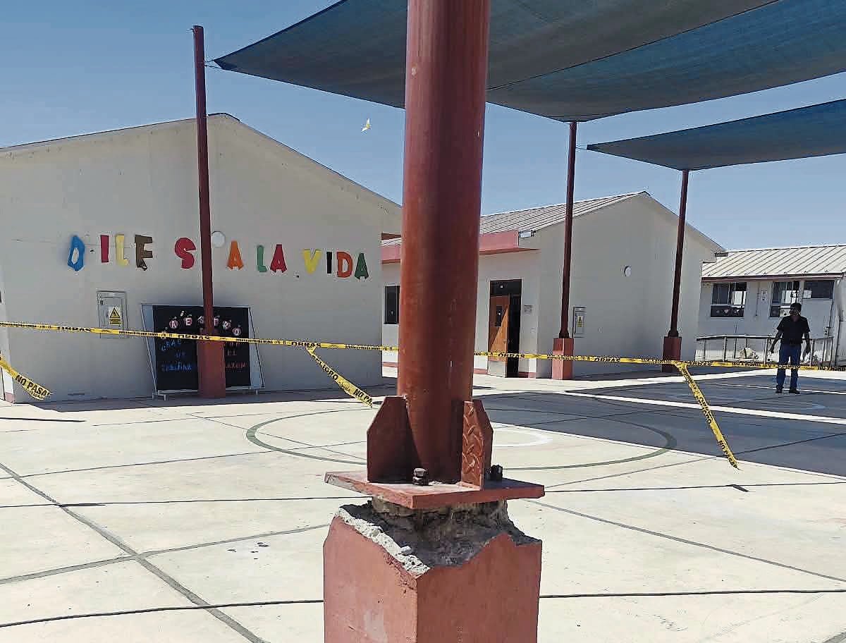 Gobierno Regional de Arequipa inaugura estructura temporal de colegio y ya presenta daños serios