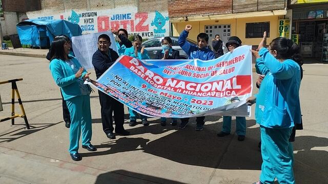 Con plantón en puerta de Essalud Huancavelica, enfermeros reclaman que hay intromisión en su labor