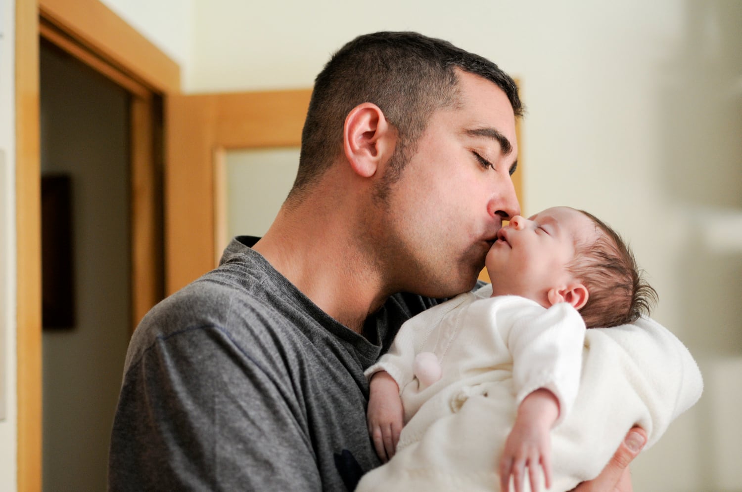 La participación activa del padre durante los primeros meses de vida fortalece el vínculo con el bebé y favorece su desarrollo. Un especialista brinda consejos prácticos para afrontar esta nueva etapa.