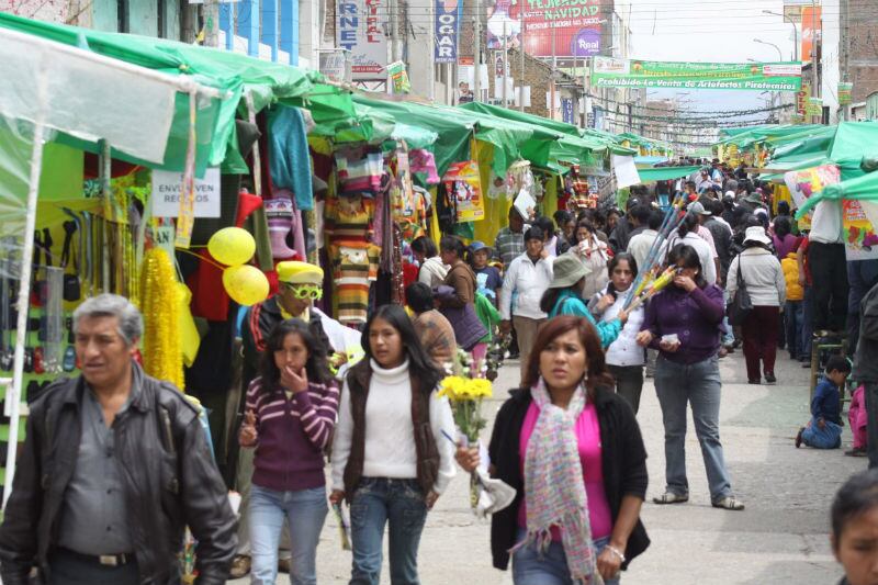 En El Tambo feria navideña en Calle Real