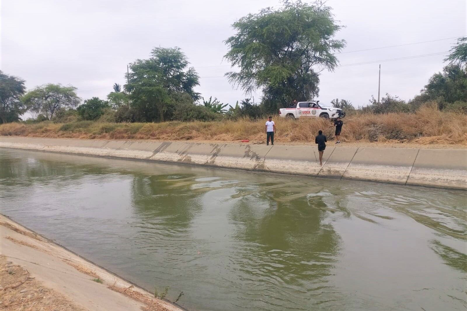 Los delincuentes motorizados le cerraron el paso para asaltarlo y en su intento de evadirlos, se despistó y cayó al viaducto. Afortunadamente fue rescatado por los pobladores.
