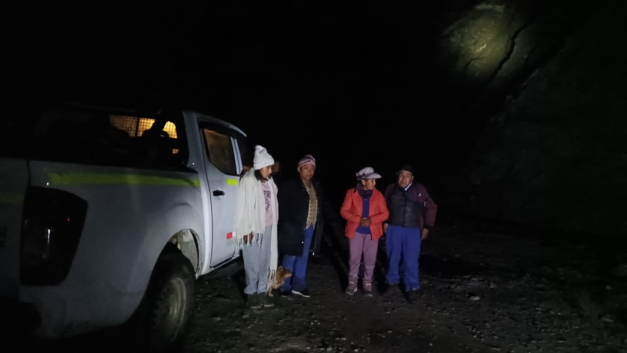 Personas quedaron atrapadas en la carretera hacia Choco, debido a derrumbes. (Foto: Difusión)