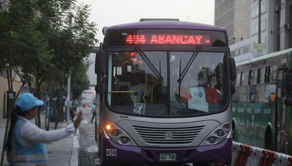 Cientos de usuarios volvieron a utilizar el servicio del Corredor Morado después de que retomó sus operaciones en la avenida Abancay, en Cercado de Lima. (Foto: Joel Alonzo/GEC)