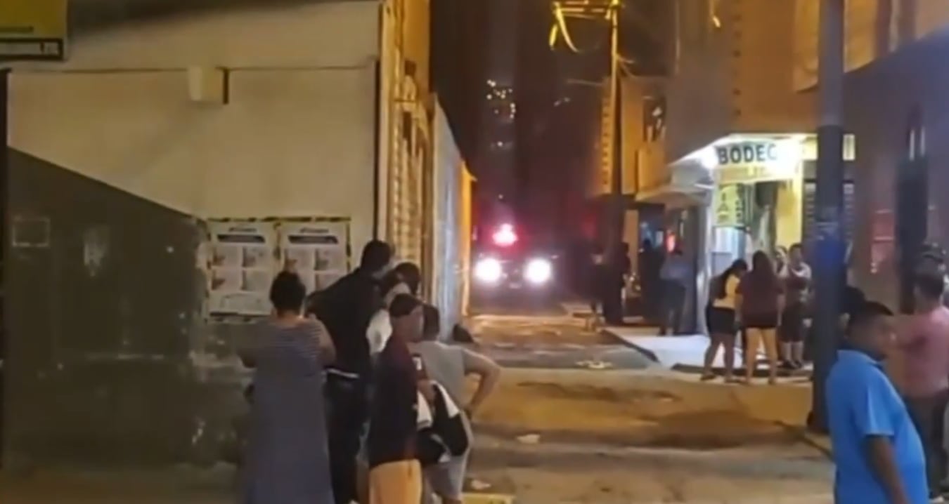 El enfrentamiento ocurrió la noche del miércoles en el asentamiento humano Las Viñas. La Policía perseguía una motocicleta con tres ocupantes cuando se produjo un intercambio de disparos. (Captura de imagen: Exitosa Noticias/X)