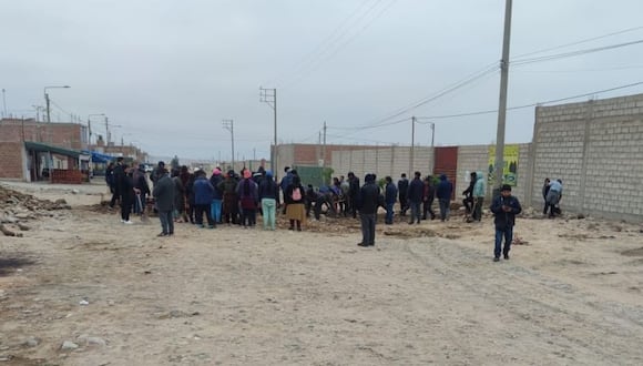 Pobladores de la Asociación Pilcuyo destruyeron el tapón de concreto colocado por la EPS Tacna. (Foto: Difusión)