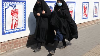 Exilio o cárcel: La Fiscalía de Irán pide castigar con firmeza a mujeres que no usen el velo